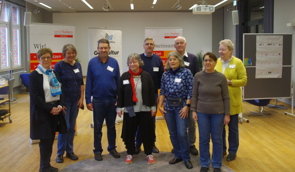 Foto Seniortrainerinnen und Seniortrainer des Projektes Digital Souverän mit KI